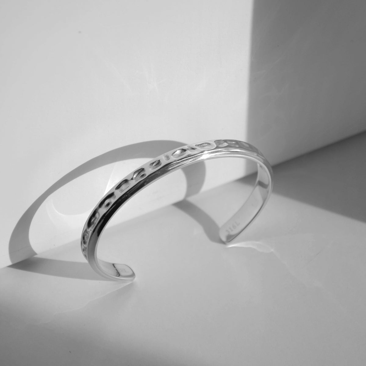 Armreif HAMMERED - ROCK & STEEL GERMANY