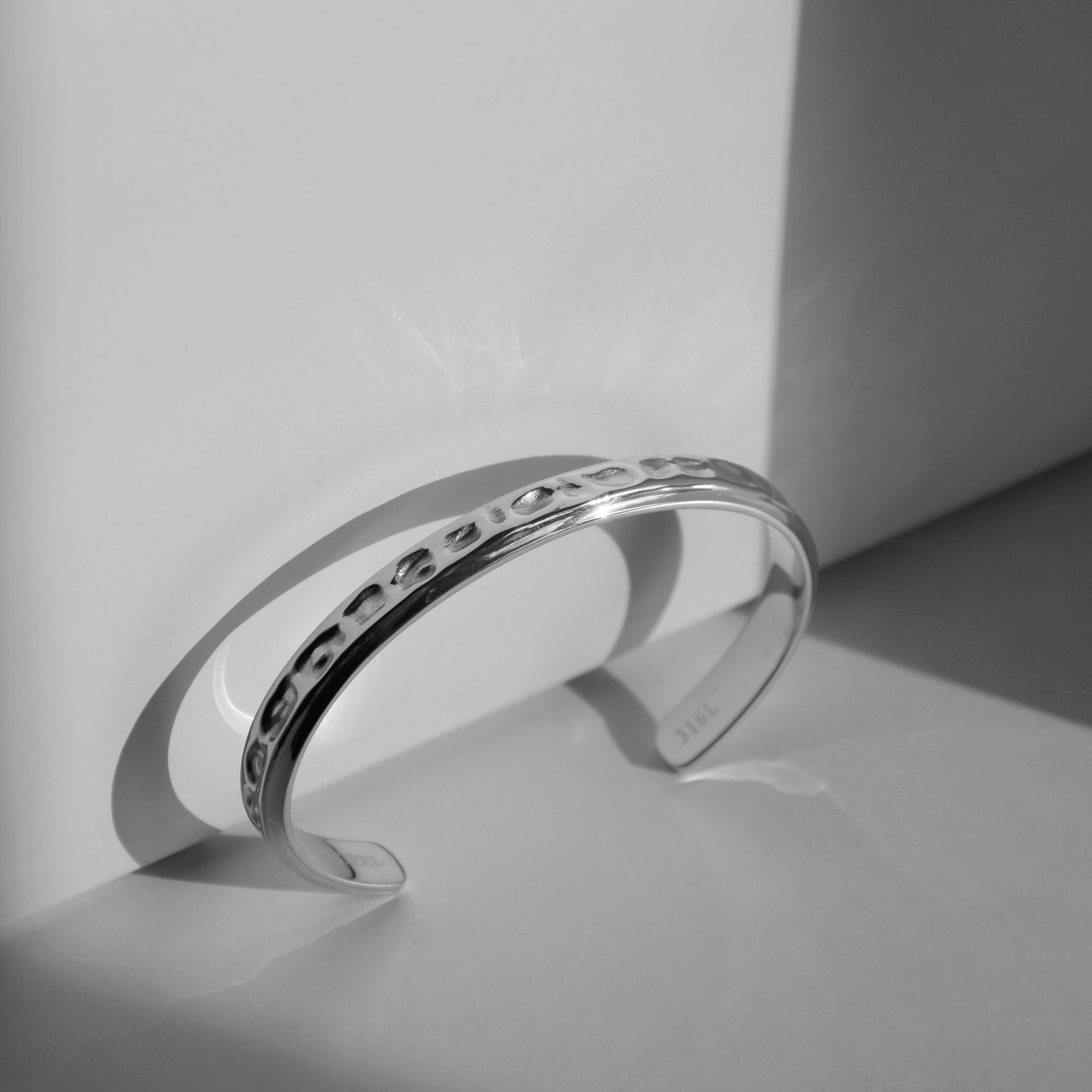 Armreif HAMMERED - ROCK & STEEL GERMANY