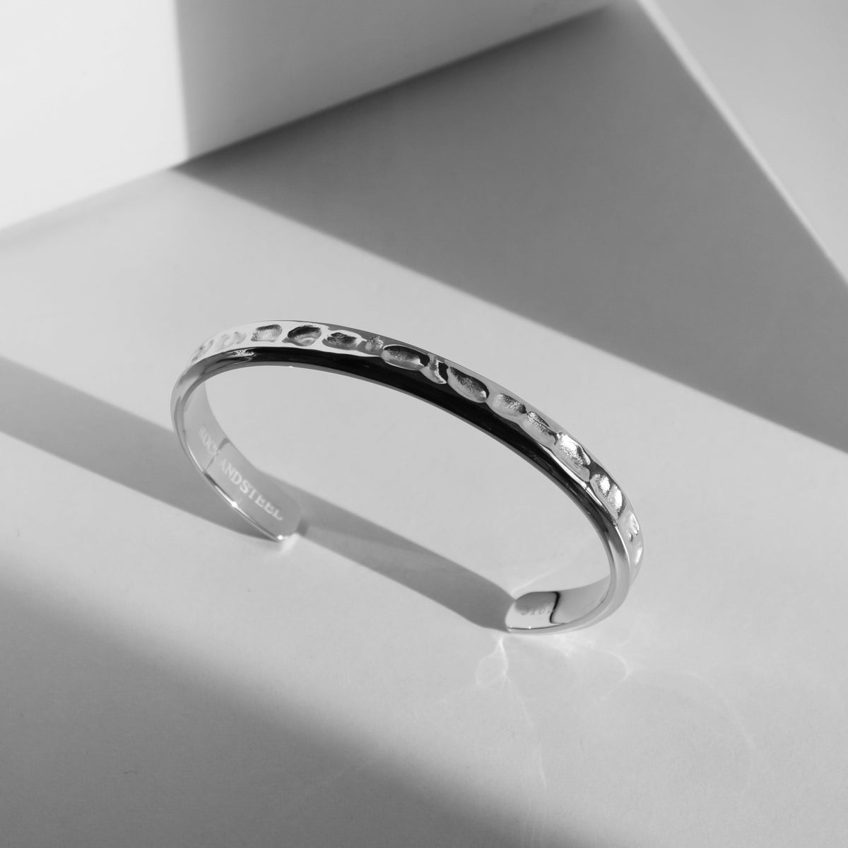 Armreif HAMMERED - ROCK & STEEL GERMANY