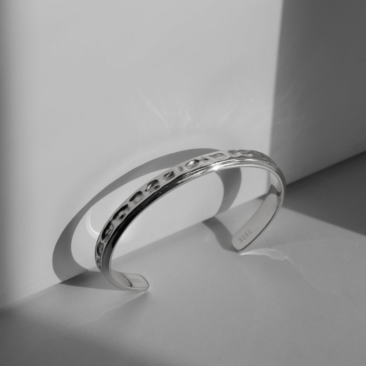 Armreif HAMMERED - ROCK & STEEL GERMANY